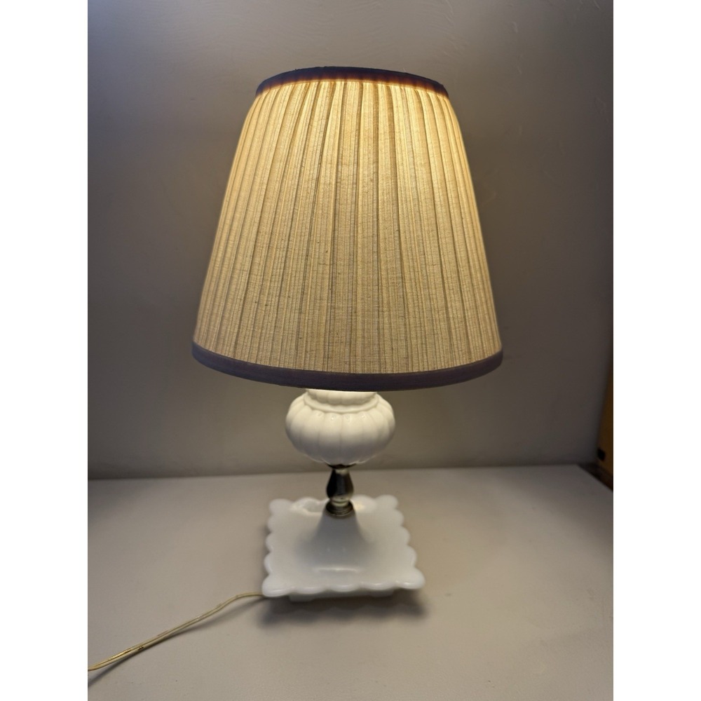 Vintage Milk Glass Leviton Table Accent Table Lamp 15" with Shade USA‎